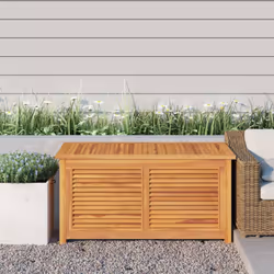 Questa scatola da giardino in legno, con un particolare design a persiane, emana un fascino rustico ed è pensata per essere u ...