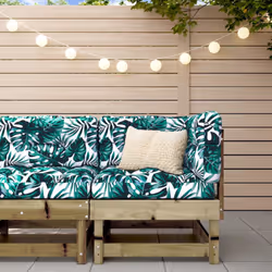 Questo divano angolare da giardino in legno, dotato di un design a doghe, sarà un ottimo complemento al vostro giardino, pati ...