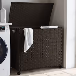 Questo cesto portabiancheria offre un ampio spazio per il vostro bucato e aggiungerà un tocco di fascino rustico al vostro ba ...
