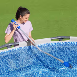 L'aspiratore a batteria da piscina Flowclear AquaTech della Bestway mantiene l'acqua pulita aspirando sporcizia e detriti ed ...