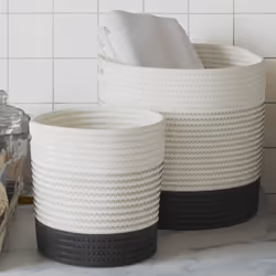 Questi cestini portaoggetti colpiscono per il loro design moderno e oltre ad essere pratici sono anche accattivanti in qualsi ...