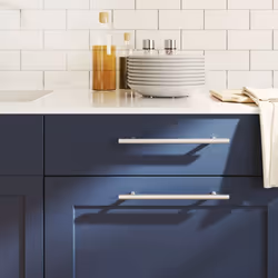 Queste maniglie per i mobili, dal design semplice e moderno, conferiranno un tocco di eleganza agli armadietti della vostra c ...