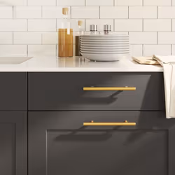 Queste maniglie per i mobili, dal design semplice e moderno, conferiranno un tocco di eleganza agli armadietti della vostra c ...