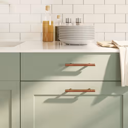 Queste maniglie per i mobili, dal design semplice e moderno, conferiranno un tocco di eleganza agli armadietti della vostra c ...