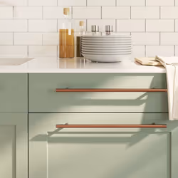 Queste maniglie per i mobili, dal design semplice e moderno, conferiranno un tocco di eleganza agli armadietti della vostra c ...