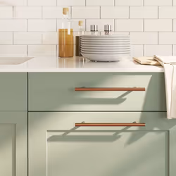 Queste maniglie per i mobili, dal design semplice e moderno, conferiranno un tocco di eleganza agli armadietti della vostra c ...