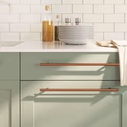 Queste maniglie per i mobili, dal design semplice e moderno, conferiranno un tocco di eleganza agli armadietti della vostra c ...