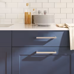 Queste maniglie per i mobili, dal design semplice e moderno, conferiranno un tocco di eleganza agli armadietti della vostra c ...