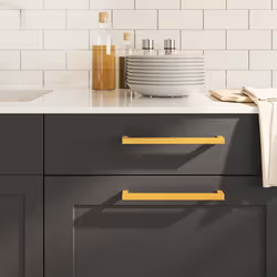 Queste maniglie per i mobili, dal design semplice e moderno, conferiranno un tocco di eleganza agli armadietti della vostra c ...