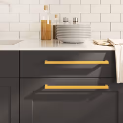 Queste maniglie per i mobili, dal design semplice e moderno, conferiranno un tocco di eleganza agli armadietti della vostra c ...