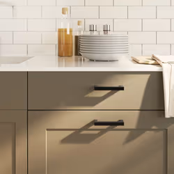 Queste maniglie per i mobili, dal design semplice e moderno, conferiranno un tocco di eleganza agli armadietti della vostra c ...