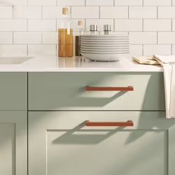 Queste maniglie per i mobili, dal design semplice e moderno, conferiranno un tocco di eleganza agli armadietti della vostra c ...