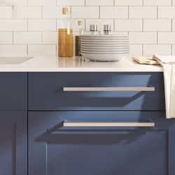 Queste maniglie per i mobili, dal design semplice e moderno, conferiranno un tocco di eleganza agli armadietti della vostra c ...