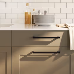 Queste maniglie per i mobili, dal design semplice e moderno, conferiranno un tocco di eleganza agli armadietti della vostra c ...