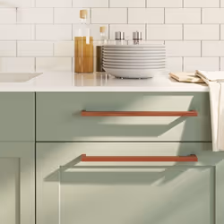 Queste maniglie per i mobili, dal design semplice e moderno, conferiranno un tocco di eleganza agli armadietti della vostra c ...