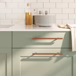Queste maniglie per i mobili, dal design semplice e moderno, conferiranno un tocco di eleganza agli armadietti della vostra c ...