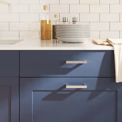 Queste maniglie per i mobili, dal design semplice e moderno, conferiranno un tocco di eleganza agli armadietti della vostra c ...