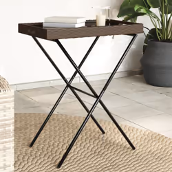 Questo classico tavolino vassoio pieghevole in polyrattan, progettato con linee semplici e pulite, è un'ottima scelta per il ...