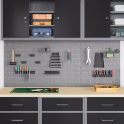 Questo set di pegboard viene fornito con tre pratici pannelli che aiutano a tenere in ordine i tuoi strumenti. Ideali per gar ...
