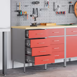 Questo armadio da lavoro industriale si adatta a qualsiasi officina o garage. I vivaci colori rosso e grigio attirano l'atten ...