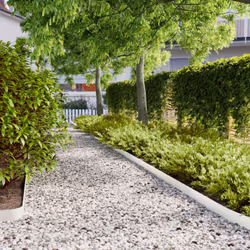 Questi bordi del prato creano confini chiari per giardini, sentieri, prati e cortili, impedendo alle radici di diffondersi ne ...