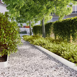 Questi bordi del prato creano confini chiari per giardini, sentieri, prati e cortili, impedendo alle radici di diffondersi ne ...