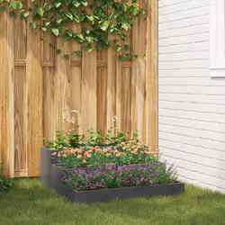 Questa fioriera da giardino è un pezzo moderno per gli spazi esterni, con un design elegante a tre livelli realizzato in acci ...