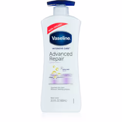 Il latte corpo Vaseline Intensive Care garantisce l’idratazione della pelle e le dona una morbidezza vellutata.