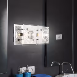 Descrizione Plafoniera con cristalli K5. La lampada, realizzata in cromo e vetro satinato, colpisce per i suoi bellissimi cri ...