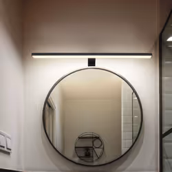 Descrizione Questa moderna applique è ideale per qualsiasi stanza. Da un fissaggio a parete in metallo nero sporge con uno sb ...