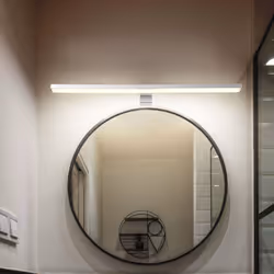 Descrizione Questa moderna applique è ideale per qualsiasi stanza. Da un attacco a parete in metallo bianco sporge con uno sb ...