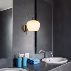 Descrizione Questa applique combina un design moderno con un concetto di illuminazione elegante. Con un corpo in metallo curv ...