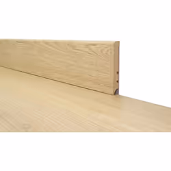 In MDF, rivestito con carta decorativa abbinata al pavimento. Sezione mm 58x16, lunghezza 2,4 metri.
